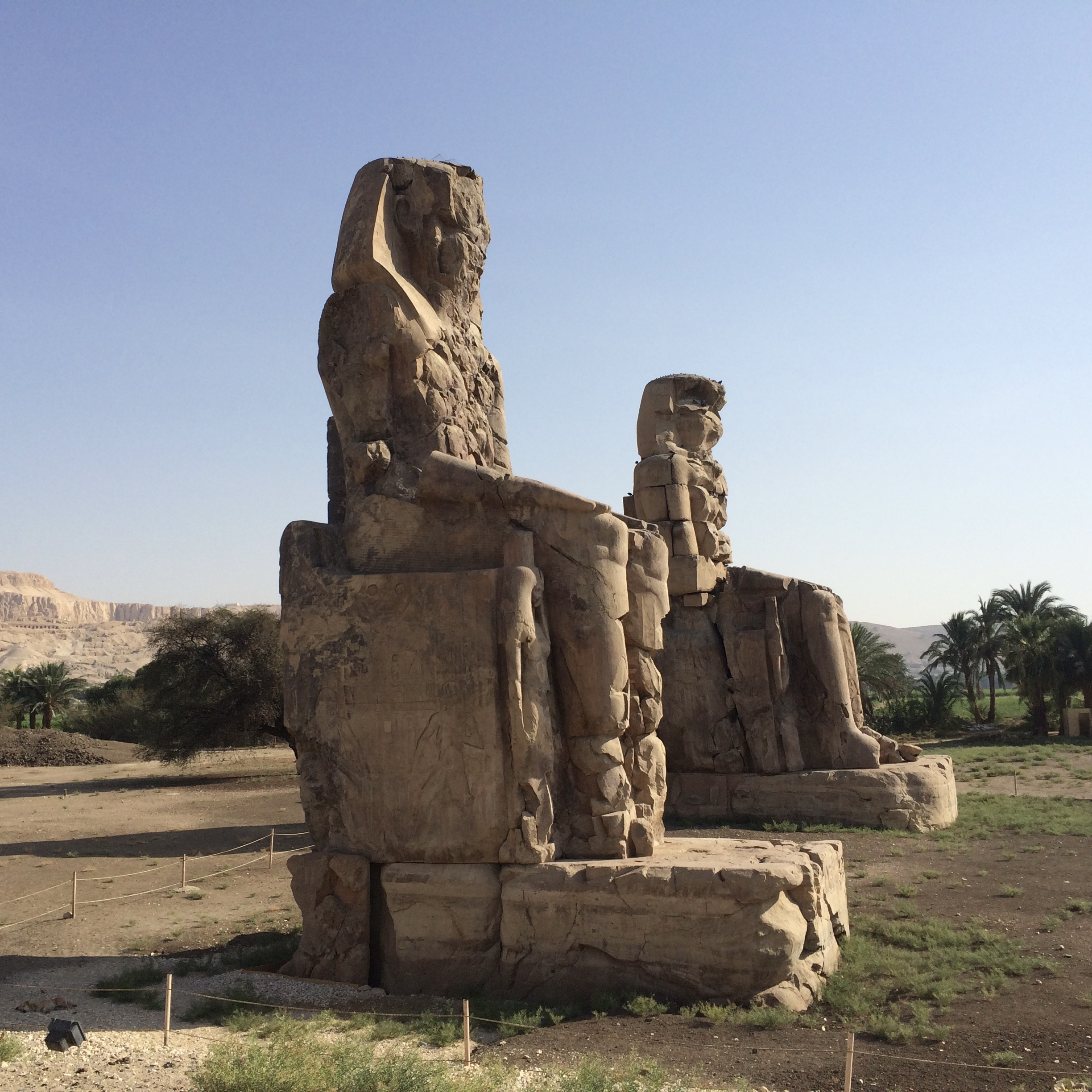 De Kolossen van Memnon staan zo naast de weg...