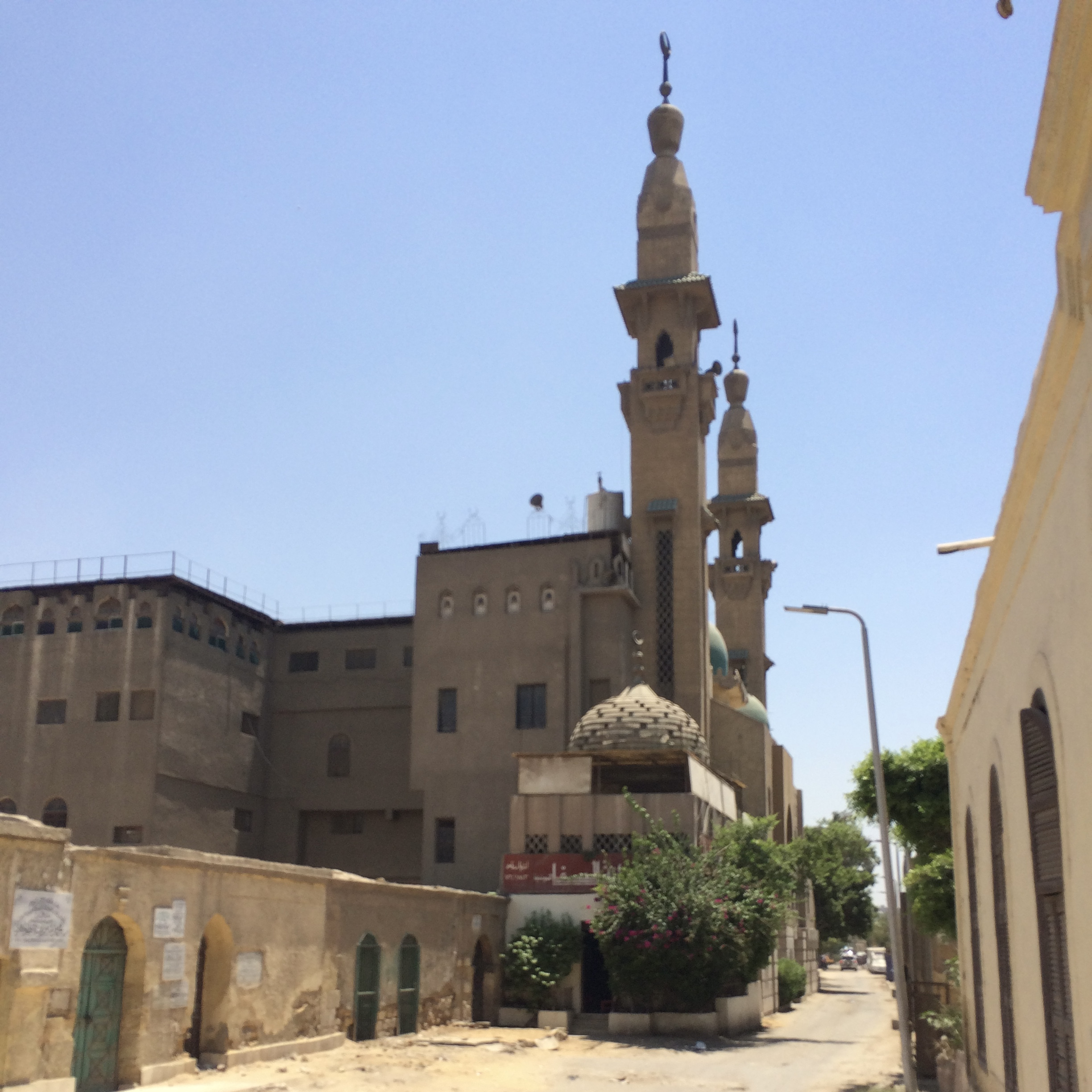 De minaretten van een moskeetje in de Stad der Doden in Caïro, Egypte.