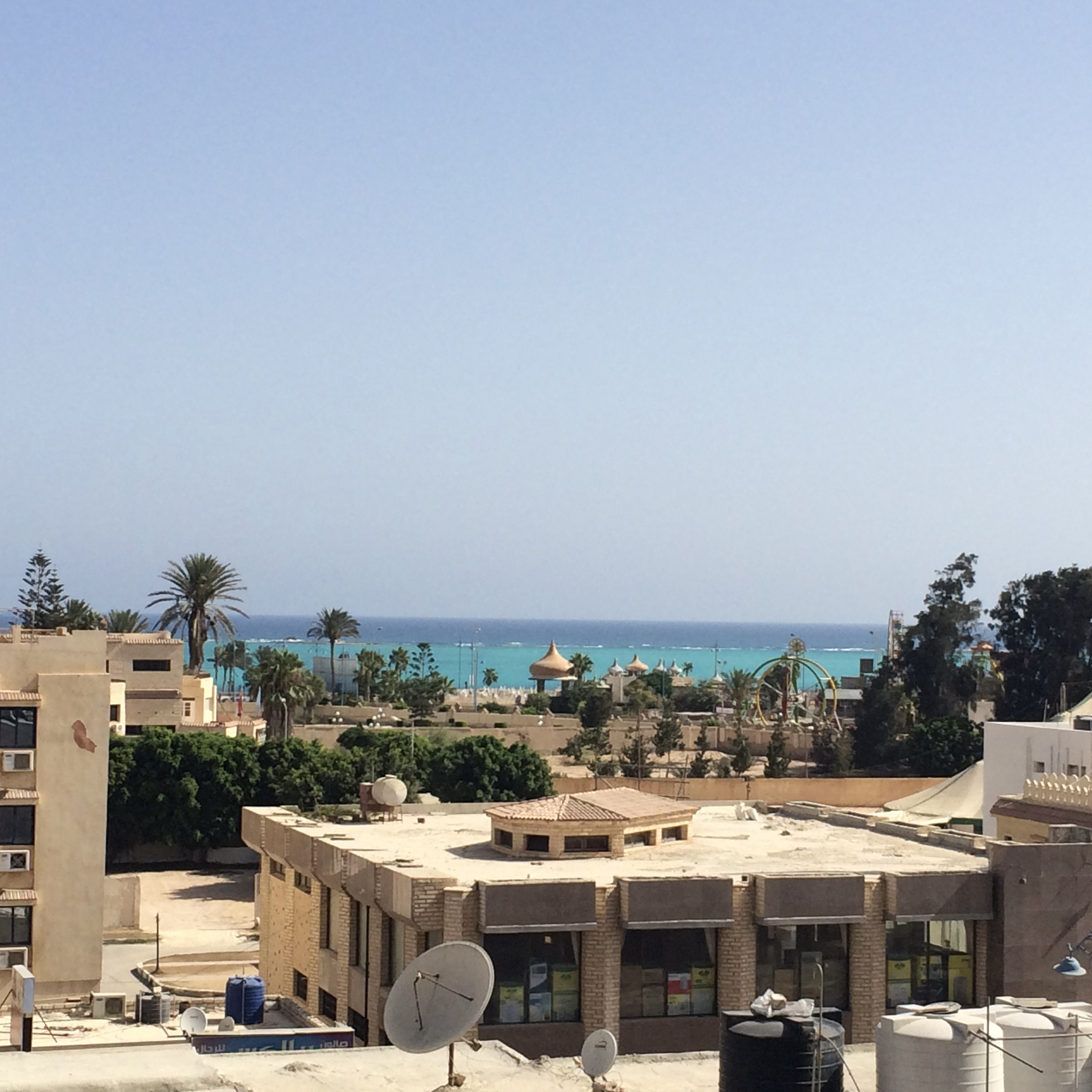 'Het raam bood uitzicht op het stadje, en in de verte straalde de zwembadblauwe zee waar Marsa Matroeh bekend om staat.'