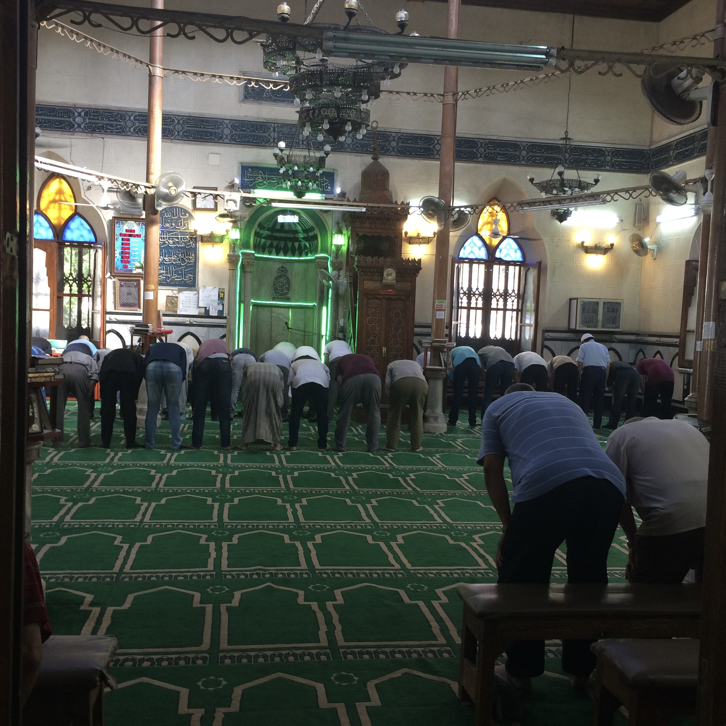 Een rustig bezocht gebed in een moskee in Alexandrië, Egypte.