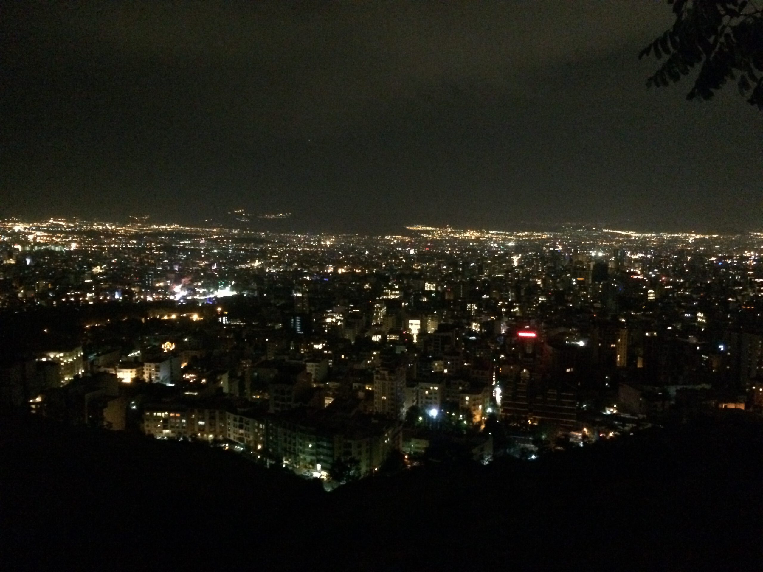 De wereldstad Teheran ligt in een vallei tussen de Totsjalbergen in. Dit is het nachtelijk uitzicht vanaf Bam-e Tehran in Noord-Teheran.