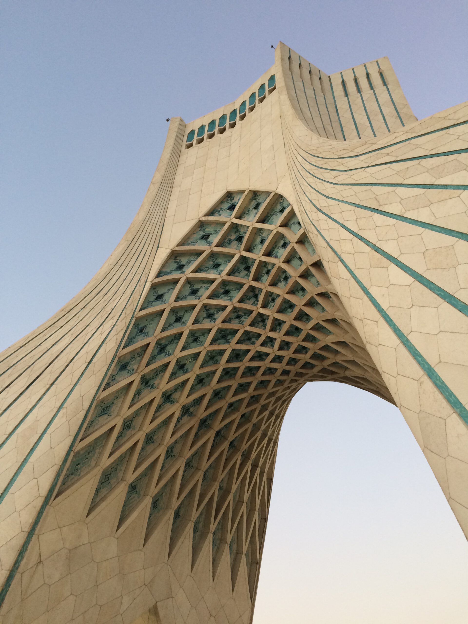 De 'Bordj-e Azadi' (Vrijheidstoren) staat in West-Teheran. Het monument is in opdracht van de laatste Sjah van Iran gebouwd als symbool voor een modern, Westers Iran.