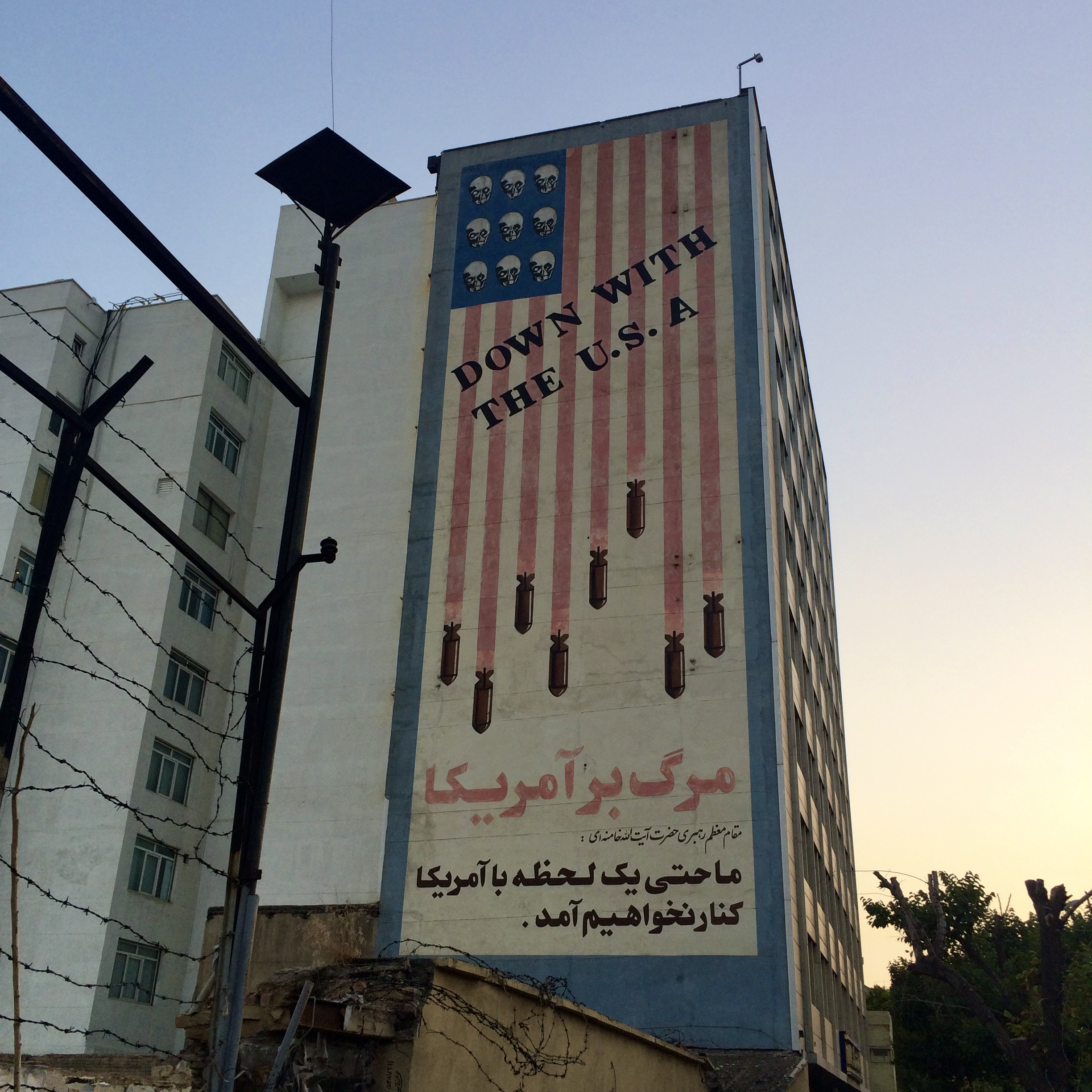 Niet de ambassade, maar een ander voorbeeld van anti-Amerikaans sentiment in Iran (gesponsord door de overheid).