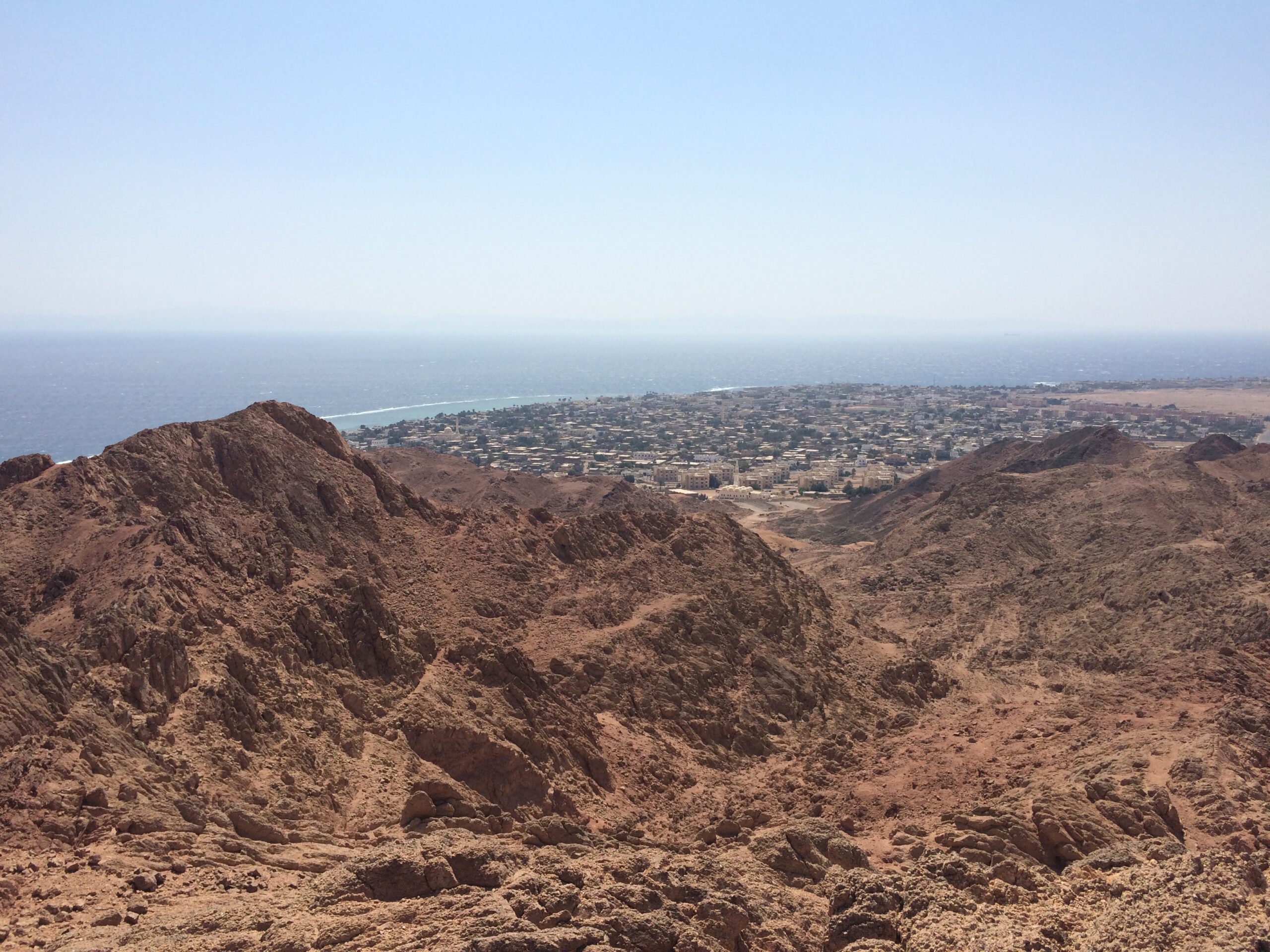 Het Sinaï-gebergte met Dahab in de verte.