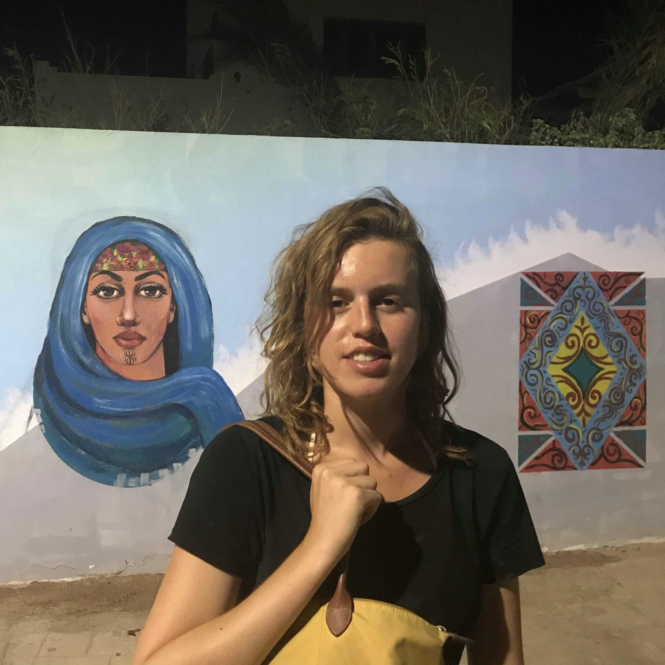 Ik voor wat muurschilderingen buiten het centrum van Dahab, genomen door de Braziliaanse vrijduikster die aan de antibioticum zat.