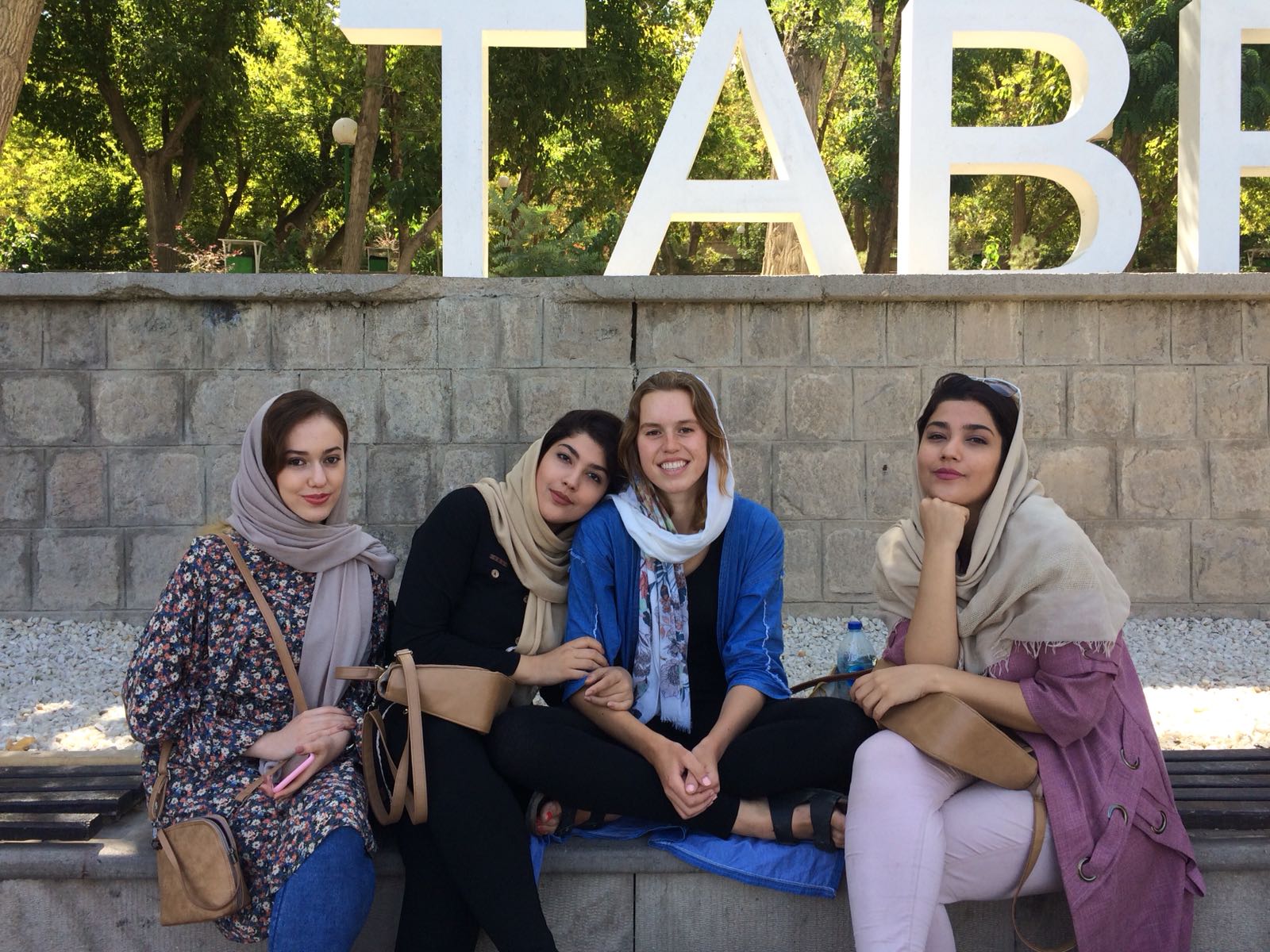 Met wat medetwintigers in Tabriz.